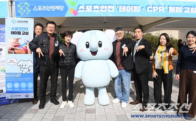 2025 서울림 운동회가 25일 서울 관악구 서울대학교 종합체육관에서 열렸다. 김대현 차관과 현정화 부회장, 박장순 이사장이 이벤트 부스에서 스포츠 안전 테이핑을 체험한 후 기념 사진을 찍고 있다. 정재근 기자 cjg@sportschosun.com/2025.10.25/