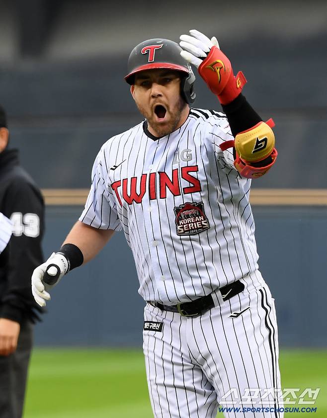 26일 잠실구장에서 열린 한국시리즈 1차전 LG 트윈스와 한화 이글스의 경기. 5회말 1사 3루 LG 오스틴이 상대 실책으로 득점을 올린 뒤 환호하고 있다. 잠실=박재만 기자 pjm@sportschosun.com/2025.10.26/