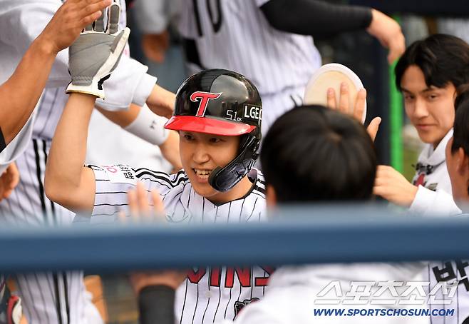 26일 잠실구장에서 열린 한국시리즈 1차전 LG 트윈스와 한화 이글스의 경기. 6회말 1사 만루 LG 신민재 적시타 때 구본혁이 득점하고 있다. 잠실=박재만 기자 pjm@sportschosun.com/2025.10.26/