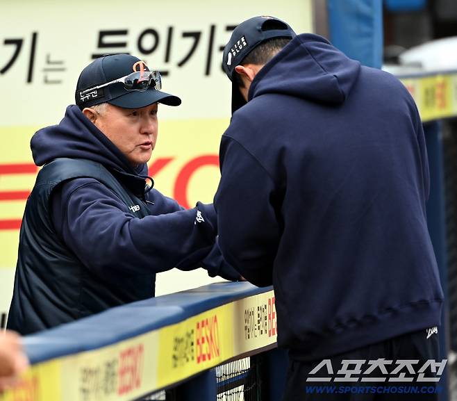 22일 대구 삼성라이온즈파크에서 열린 한화와 삼성의 PO 4차전, 한화 김경문 감독이 훈련에 나선 황영묵을 다독이고 있다. 대구=허상욱 기자wook@sportschosun.com/2025.10.22/