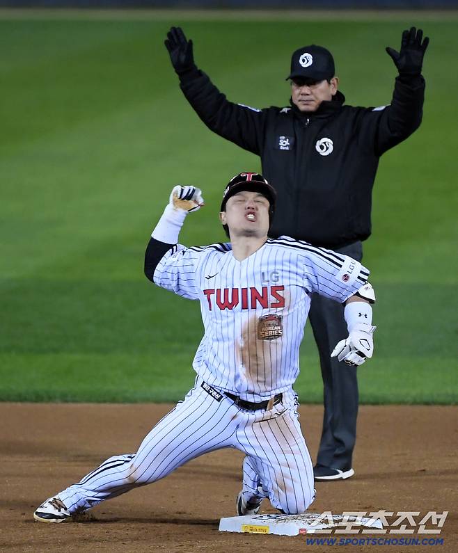 27일 잠실구장에서 열린 한국시리즈 1차전 LG 트윈스와 한화 이글스의 경기. 2회말 무사 만루 LG 박동원이 적시타를 날린 뒤 환호하고 있다. 잠실=박재만 기자 pjm@sportschosun.com/2025.10.27/