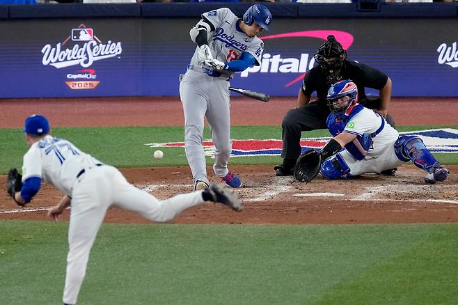 오타니가 월드시리즈 2차전서 8회초 타격을 하면서 배트가 부러지고 있다. AP연합뉴스