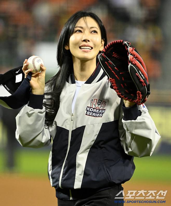 27일 서울 잠실구장에서 열린 한화와 LG의 한국시리즈 2차전. 배우 김소연이 시구를 위해 마운드에 오르고 있다. 잠실=허상욱 기자wook@sportschosun.com/2025.10.27/