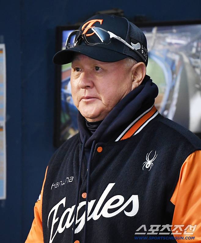 27일 서울 잠실구장에서 열린 한화와 LG의 한국시리즈 2차전. 한화 김경문 감독이 경기를 지켜보고 있다. 잠실=정재근 기자 cjg@sportschosun.com/2025.10.27/