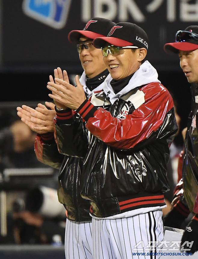 27일 서울 잠실구장에서 열린 한화와 LG의 한국시리즈 2차전. LG가 13대5로 승리한 가운데 염경엽 감독이 선수들을 향해 박수를 보내고 있다. 잠실=정재근 기자 cjg@sportschosun.com/2025.10.27/