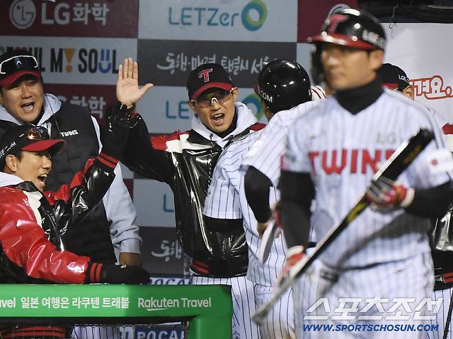 27일 서울 잠실구장에서 열린 한화와 LG의 한국시리즈 2차전. 8회말 2사 1루 문보경이 투런포를 친 후 염경엽 감독의 환영을 받고 있다. 잠실=정재근 기자 cjg@sportschosun.com/2025.10.27/