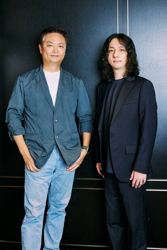 강윤성 감독(왼쪽)은 "국내 최초 AI 영화지만 AI를 신경 쓰지 않고 처음부터 끝까지 롤러코스터에 탄 듯 영화 그 자체를 즐겨주셨으면 좋겠다"고 많은 관심을 당부했다. /CJ CGV