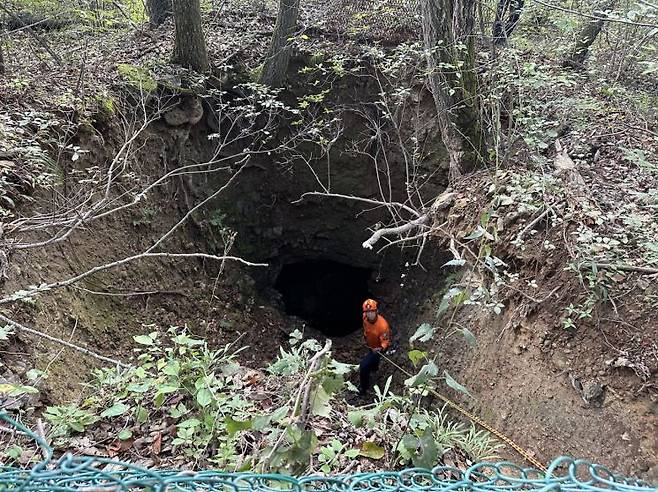 소방대원이 긴 줄을 고정한 채 요구조자를 구조하러 가고 있다. 경남소방본부 제공