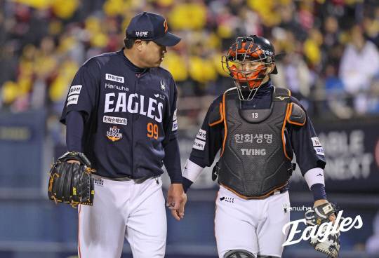 27일 서울 잠실구장에서 열린 2025 신한SOL뱅크 KBO 한화 이글스와 LG 트윈스의 한국시리즈 2차전에서 류현진이 최재훈과 대화하고 있다. 한화 이글스 제공