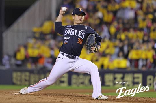 27일 서울 잠실구장에서 열린 2025 신한SOL뱅크 KBO 한화 이글스와 LG 트윈스의 한국시리즈 2차전에서 김종수가 역투하고 있다. 한화 이글스 제공