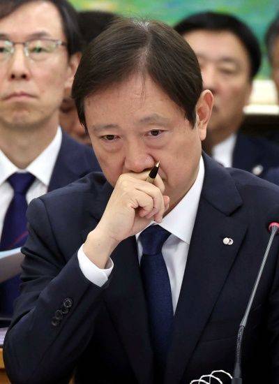 27일 국회 정무위원회 국정감사에서 강남 다주택 자녀 증여에 대한 비판이 일자 이찬진 금융감독원장은 “자녀 양도하겠다는 발언은 부적절했다”며 “자녀에게 증여나 양도하지 않고 처분하겠다”고 밝혔다. ⓒ뉴시스