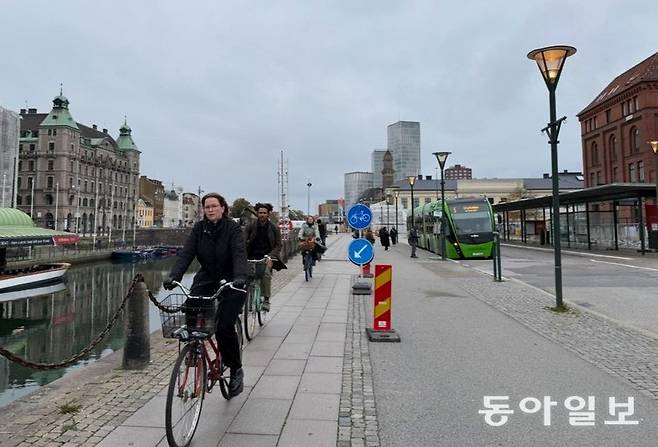 15일(현지 시간) 스웨덴 말뫼에서 자전거를 탄 시민들이 중앙역 앞을 지나고 있다. 도시 전체를 관통하는 470㎞의 자전거 도로를 갖춘 말뫼에서는 약 40% 시민이 자전거로 통근·통학한다. 말뫼=김성모 기자 mo@donga.com