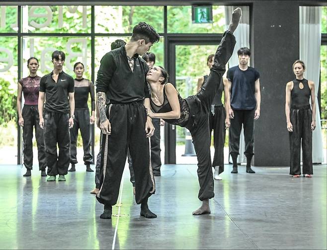 허용순 발레 무용가가 안무한 컨템퍼러리 발레 ‘언더 더 트리스 보이시스’의 한 장면. 이탈리아 작곡가 에치오 보소의 삶을 춤으로 풀어냈다. 
서울시발레단 제공