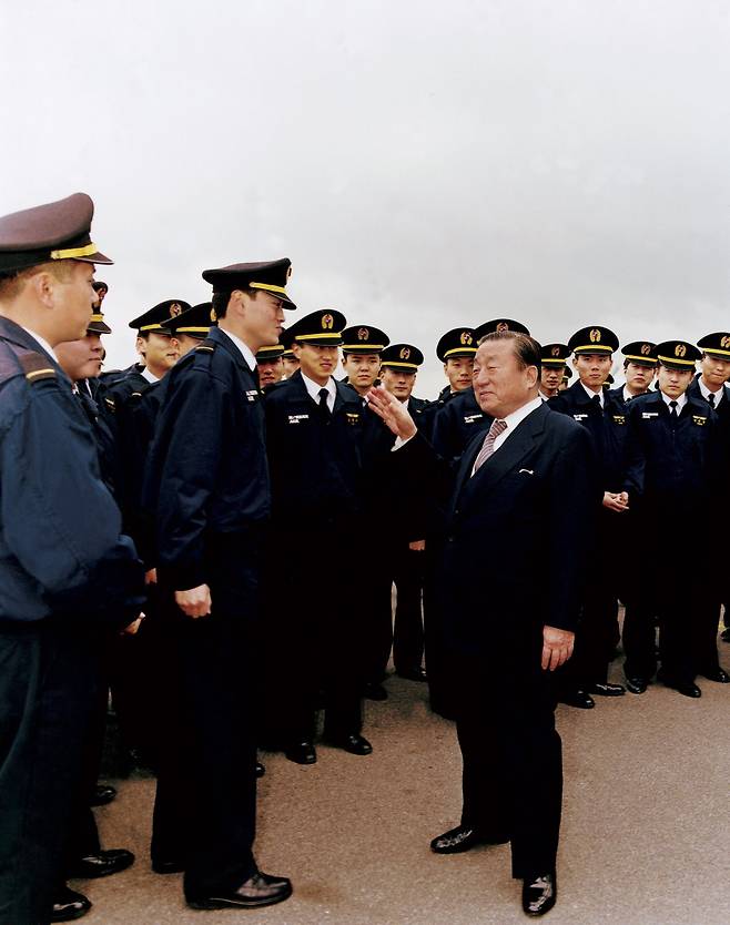1996년 제주비행훈련원에서 직원들을 격려하는 조중훈 창업주. 한진그룹 제공