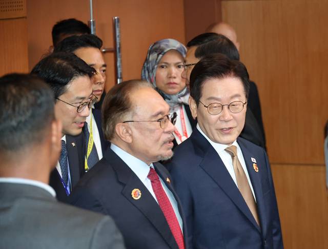 이재명 대통령과 안와르 이브라힘 말레이시아 총리가 27일 말레이시아 쿠알라룸푸르 컨벤션센터에서 열린 한-아세안 정상회의에 입장하며 대화하고 있다.연합뉴스