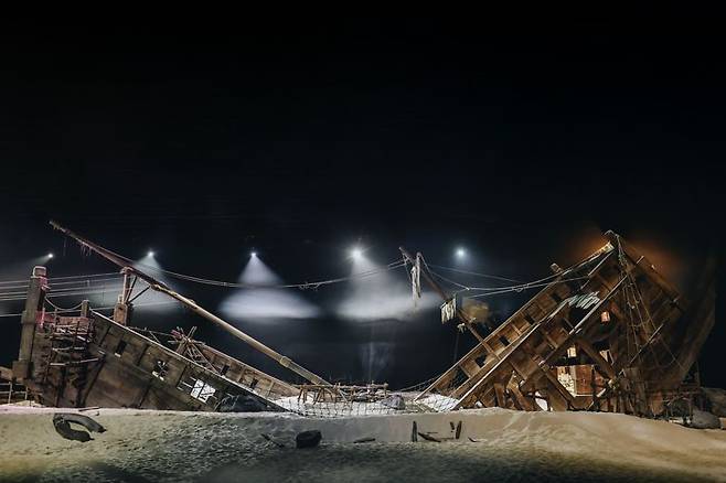 지난 24일 제작발표회에서 모래 언덕, 거대한 난파선 등으로 구성된 경기장이 공개됐다. 넷플릭스 제공