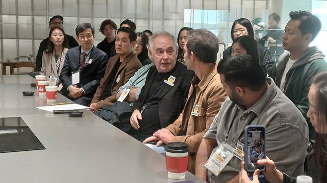 세계 분자요리의 거장인 엘불리 파운데이션창립자 페란 아드리아(앞줄 오른쪽 네 번째)가 27일 서울 중구 한국의집에서 열린 2025 한식 컨퍼런스 워크숍에서 한국의 채소발효 관련 강의를 듣고 있다. 사진=이환주 기자