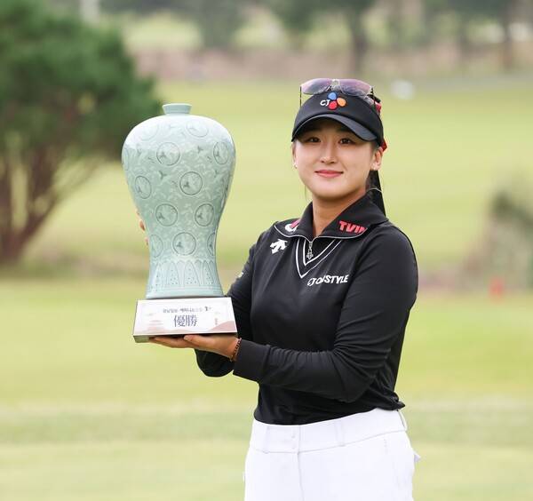 한국여자프로골프(KLPGA) 투어 2025년 신설 대회 광남일보·해피니스 오픈 우승을 차지한 리슈잉(중국)이 우승 트로피를 들고 기념 촬영하는 모습이다. 사진제공=KLPGA (사진을 무단으로 사용하지 마십시오.)
