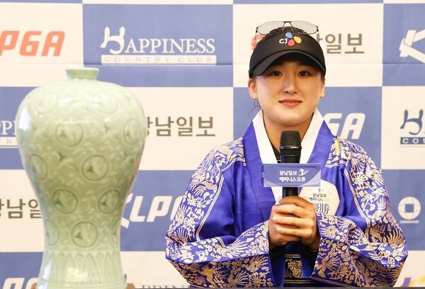 한국여자프로골프(KLPGA) 투어 2025년 신설 대회 광남일보·해피니스 오픈 우승을 차지한 리슈잉(중국)이 우승 인터뷰 하는 모습이다. 사진제공=KLPGA (사진을 무단으로 사용하지 마십시오.)