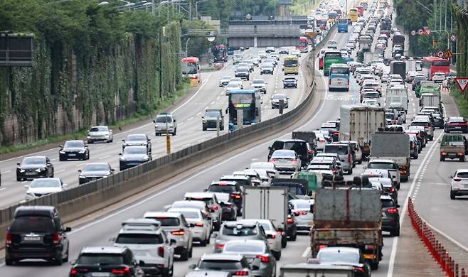 지난해 8월 2일 휴가철을 맞아 경부고속도로 하행선이 차량들로 정체를 빚고 있다. 2024.8.2. (ⓒ뉴스1, 무단 전재-재배포 금지)