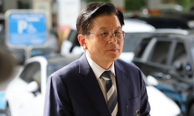 황교안 전 자유한국당 대표가 국회 패스트트랙(신속처리안건) 충돌 사건에 대한 1심 결심공판에 참석하기 위해 9월15일 오전 서울 양천구 남부지법으로 들어서고 있다. 최현수 기자 emd@hani.co.kr