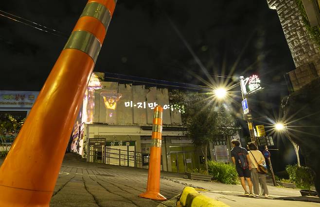 2025년 10월14일 저녁 제주 서귀포시 이중섭거리 중턱에 있는 서귀포관광극장의 낡은 외벽에 이중섭 작품으로 이루어진 미디어파사드 주제 ‘마지막 여정’이 투사되고 있다. 보존과 철거의 갈림길에 선 건물의 ‘마지막 상영회’처럼, 어두운 밤에 빛나는 강렬한 빛이 운명을 알 수 없는 극장의 존재감을 더욱 드러낸다.