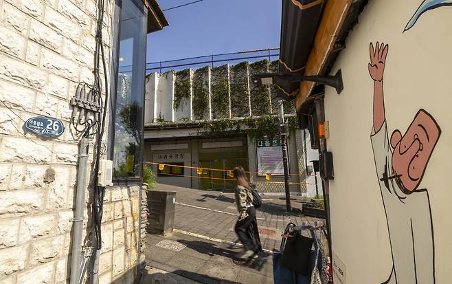 서귀포관광극장 건너편 골목에 이중섭 작가의 삶과 작품 세계를 느낄 수 있는 벽화가 그려져 있다.