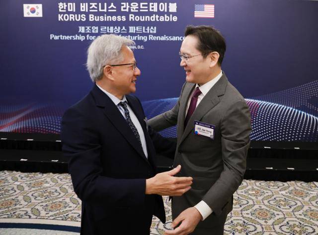 이재용 삼성전자 회장이 8월 25일(현지시간) 미국 워싱턴 윌라드 호텔에서 열린 한미 비즈니스 라운드 테이블 리셉션에 참석해 젠슨 황 엔비디아 최고경영자(CEO)와 포옹하고 있다. 연합뉴스