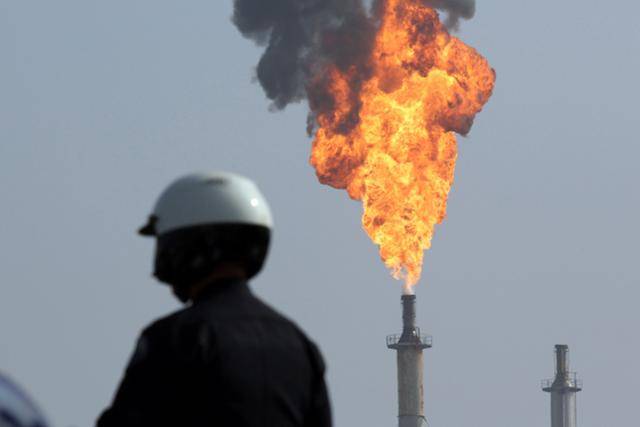 2015년 2월 캘리포니아주 토런스 엑손모빌 정유공장에서 큰 폭발이 발생한 뒤 불꽃이 뿜어져 나오고 있다. 토런스=AP 연합뉴스