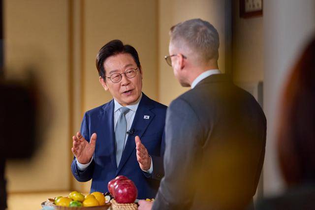 이재명 대통령이 22일 미국 CNN의 윌 리플리 기자와 인터뷰를 하고 있다. 대통령실 제공.