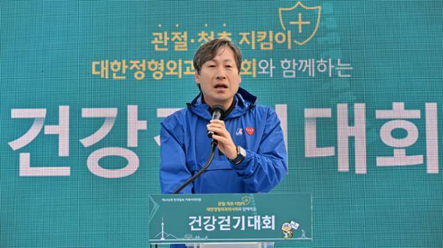 26일 한국일보와 대한정형외과의사회가 공동 주최한 제492회 한국일보 거북이마라톤에서 서철욱 에이아이세스 대표이사가 인사말을 하고 있다. 홍인기 기자