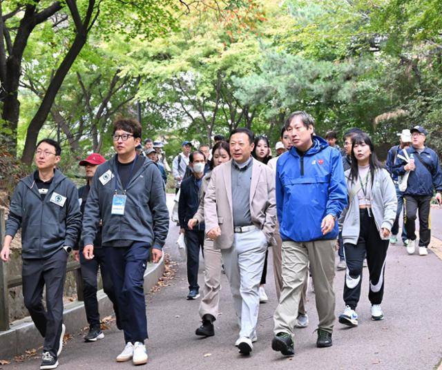 26일 한국일보와 대한정형외과의사회가 공동 주최한 제492회 한국일보 거북이마라톤에서 김완호(앞줄 왼쪽 두 번째부터) 대한정형외과의사회장, 손용석 한국일보 상무, 서철욱 에이아이세스 대표이사가 남산 둘레길을 걷고 있다. 홍인기 기자
