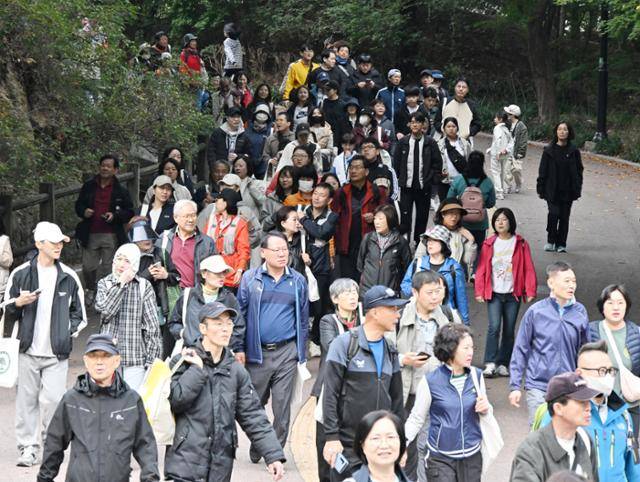 26일 서울 남산 일대에서 열린 제492회 한국일보 거북이마라톤 참석자들이 남산 둘레길을 걷고 있다. 홍인기 기자