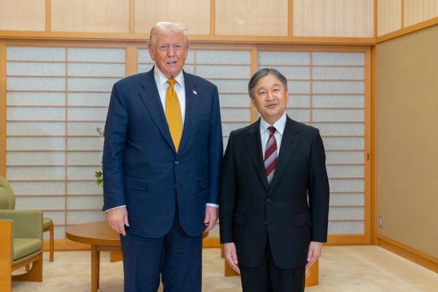 도널드 트럼프 미국 대통령과 나루히토 일왕이 27일 일본 도쿄 일왕 거처인 황거(皇居·고쿄)에서 함께 사진을 찍고 있다. EPA 연합뉴스