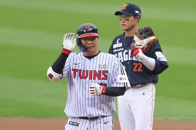 <yonhap photo-5841=""> 문보경이 26일 한화와의 한국시리즈 1차전 6회 말 2사 1, 2루에서 1타점 적시타를 친 뒤 세리머니를 하고 있다. <저작권자 ⓒ 1980-2025 ㈜연합뉴스. 무단 전재 재배포 금지, AI 학습 및 활용 금지></yonhap>