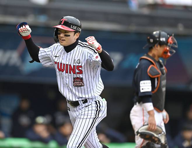 박해민이 26일 잠실구장에서 열린 한화와의 한국시리즈 1차전 5회 말 3-0으로 달아나는 솔로 홈런을 기록한 뒤 기뻐하고 있다. 사진=LG 제공&nbsp;