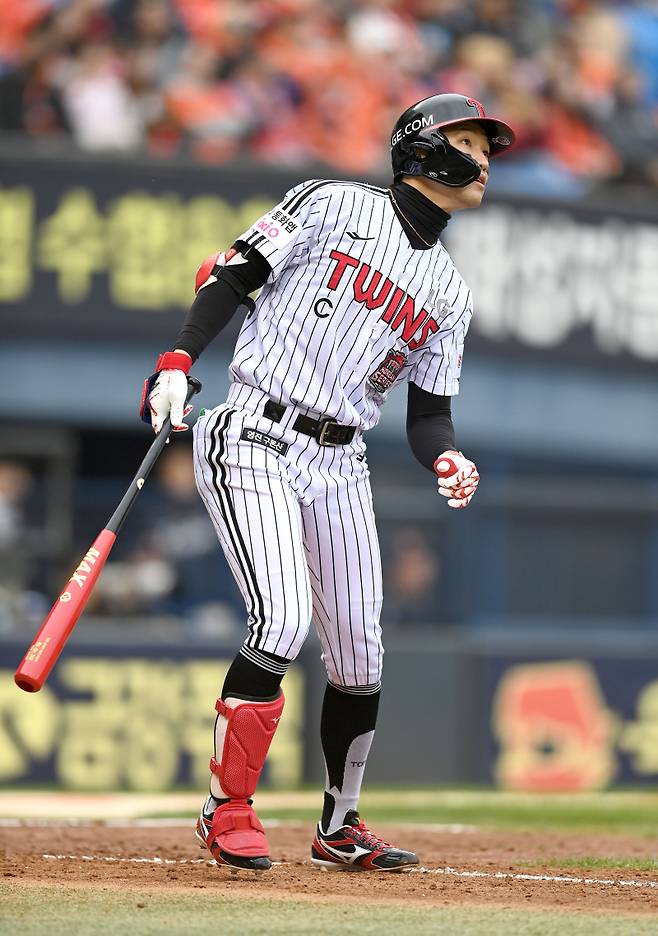 박해민이 26일 잠실구장에서 열린 한화와의 한국시리즈 1차전 5회 말 3-0으로 달아나는 솔로 홈런을 날린 뒤 타구를 바라보고 있다. 사진=LG 제공&nbsp;