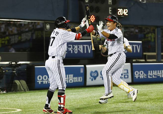 <yonhap photo-6420="">(서울=연합뉴스) 김성민 기자 = 10일 서울 잠실야구장에서 열린 2025 프로야구 키움 히어로즈와 LG 트윈스의 경기. 7회말 1사 1루 LG 박관우가 동점 2점 홈련을 치고 더그아웃으로 달리며 박해민과 기뻐하고 있다. 2025.7.10 ksm7976@yna.co.kr/2025-07-10 20:57:23/ <저작권자 ⓒ 1980-2025 ㈜연합뉴스. 무단 전재 재배포 금지, AI 학습 및 활용 금지></yonhap>