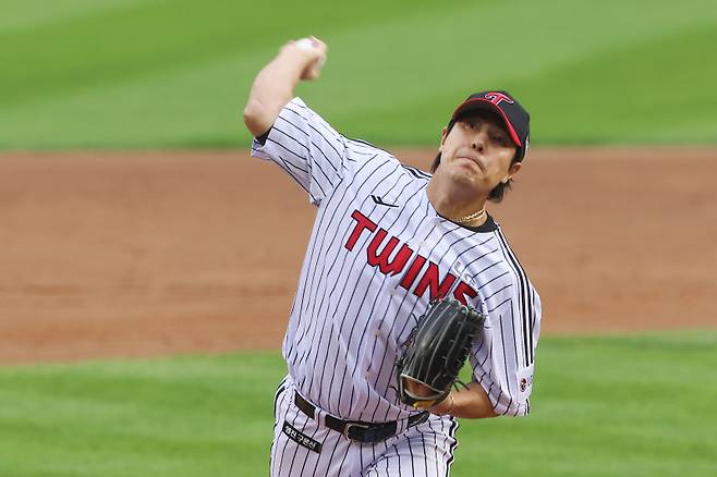 <yonhap photo-5910=""> 역투하는 김진성 (서울=연합뉴스) 서대연 기자 = 26일 서울 잠실야구장에서 열린 2025 프로야구 KBO리그 포스트시즌 한국시리즈 1차전 한화 이글스와 LG 트윈스의 경기. 8회초 LG 투수 김진성이 역투하고 있다. 2025.10.26 dwise@yna.co.kr/2025-10-26 16:45:37/ <저작권자 ⓒ 1980-2025 ㈜연합뉴스. 무단 전재 재배포 금지, AI 학습 및 활용 금지></yonhap>