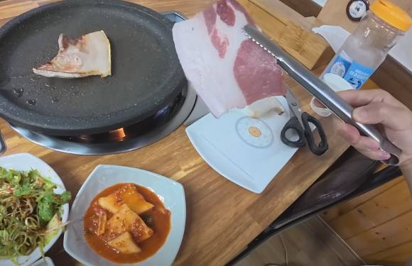 '바가지 요금' 논란이 이어지고 있는 울릉도의 여행 경비가 중국 여행의 3배에 달한다는 지적이 나왔다. 사진은 울릉도 한 식당에서 판매 중인 고기. [사진=유튜브 @꾸준 kkujun]