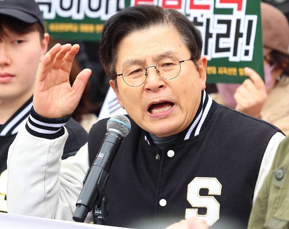 황교안 전 국무총리가 2월 28일 서울 종로구 성균관대학교 앞에서 열린 윤석열 대통령 탄핵 반대 집회에 참가해 규탄 발언을 하고 있다.2025.2.28 [사진=연합뉴스]