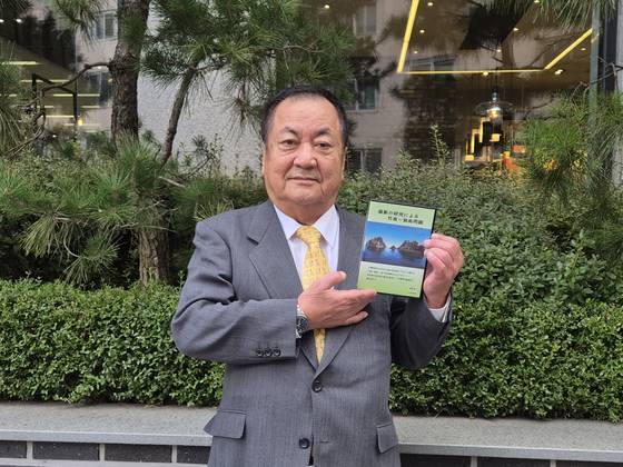 지난 23일, 동북아역사재단에서 '제16회 독도사랑상'을 수상한 '죽도의 날을 다시 생각하는 모임'의 조길부 대표가 독도 역사 강의 DVD를 자랑스럽게 보여주고 있다. 전율 기자