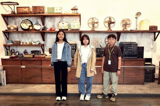 1970년대 가정에서 흔히 쓰이는 전자기기를 취급하던 전파사의 전경을 재현한 전시품들을 살펴본 소중 학생기자단.