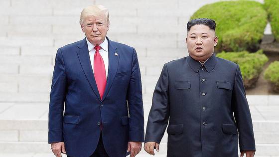 지난 2019년 6월 판문점에서 만난 도널드 트럼프 미국 대통령(왼쪽)과 김정은 북한 국무위원장. AP=연합뉴스