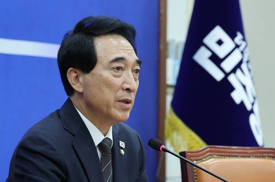 박수현 더불어민주당 수석대변인이 26일 서울 여의도 국회에서 현안 관련 기자간담회를 하고 있다. 뉴스1