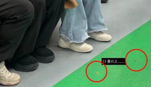 서울 지하철 2호선 객차 안에서 식사한 여성 밑에 떨어진 음식들. 사진 온라인 커뮤니티 캡처