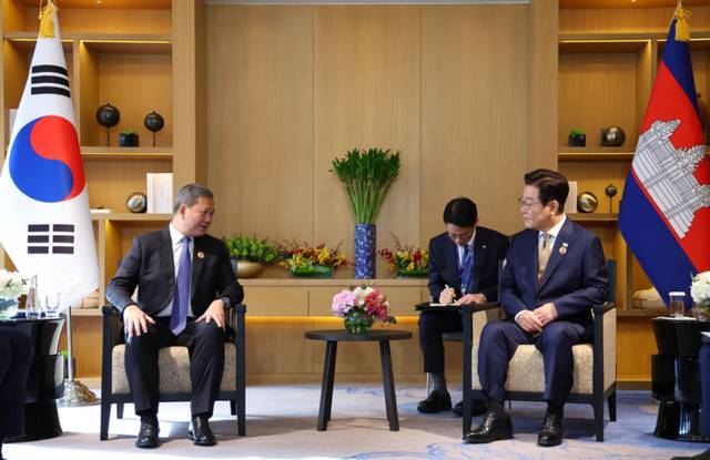 ▲ 이재명 대통령과 훈 마네트 캄보디아 총리가 27일 말레이시아 쿠알라룸푸르 한 호텔에서 정상회담을 하고 있다. 연합뉴스