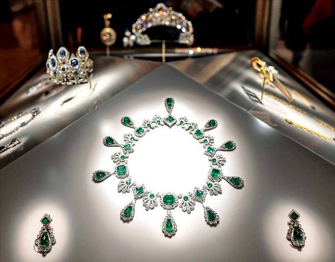 지난 19일 ﻿프랑스 파리 루브르박물관의 ‘아폴로 갤러리’에서 도난당한 왕실 보석 컬렉션. 1810년 나폴레옹이 두 번째 부인 마리 루이즈에게 결혼선물로 준 에메랄드 세트 등 8점이 사라졌다.  AFP연합뉴스