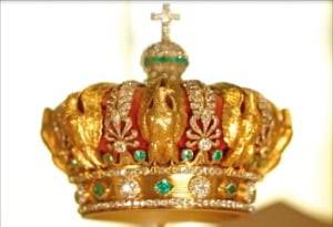 외제니 황후의 왕관은 강도가 훔쳐 가는 과정에서 바닥에 떨어뜨려 훼손된 채 회수됐다.  연합뉴스