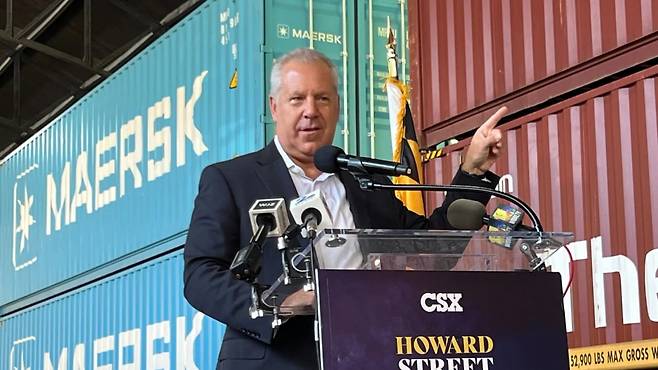 지난달 주주 행동주의 압박으로 사임한 미국 철도회사 CSX의 최고경영자(CEO) 조 힌리히스. 액시오스 제공